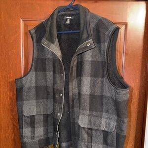 Claiborne XL Men's Black & Gray Plaid Fleece-Lined Vest (034)